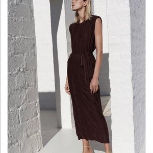 ROUND NECK SLEEVELESS MIDI DRESS WITH SHOULDER PADS.
